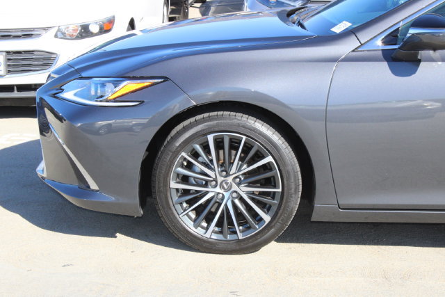 Certified 2025 Lexus ES 300h w/ Premium Package FWD image 4