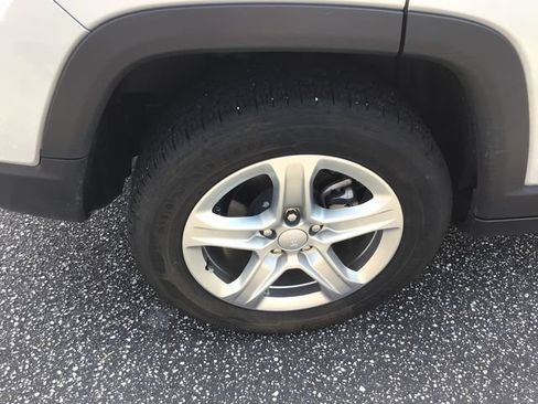 Used 2024 Jeep Compass Latitude AWD/4WD image 14