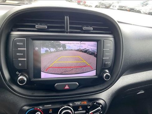 Used 2023 Kia Soul LX w/ LX Technology Package FWD image 19