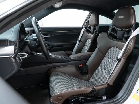 Certified 2016 Porsche 911 R RWD image 21