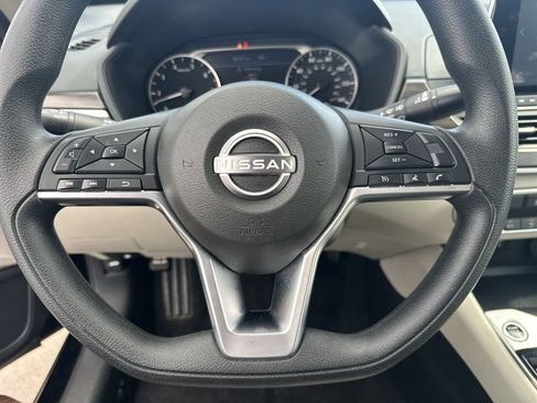 Used 2025 Nissan Altima 2.5 SV FWD image 23