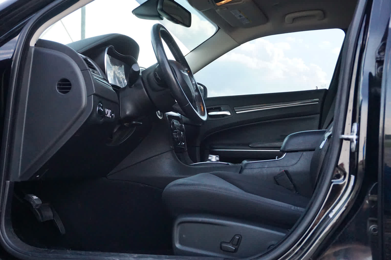 Used 2019 Chrysler 300 Touring w/ Chrome Appearance Package RWD image 18