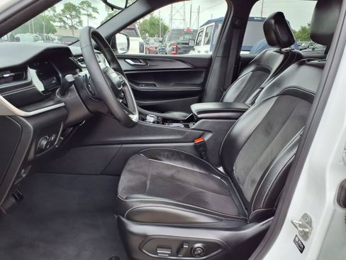 Used 2023 Jeep Grand Cherokee L Laredo RWD image 20