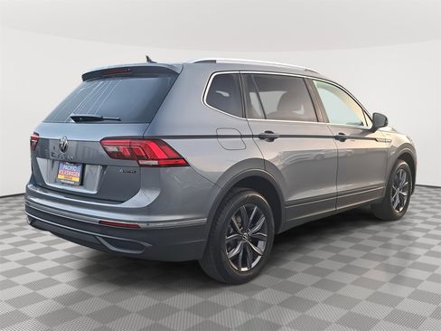 Certified 2022 Volkswagen Tiguan SE w/ Panoramic Sunroof Package image 5