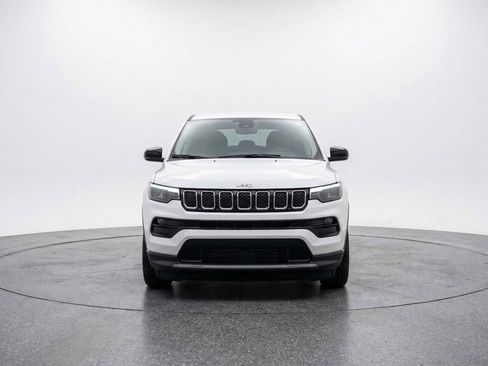 Used 2025 Jeep Compass Latitude AWD/4WD image 2
