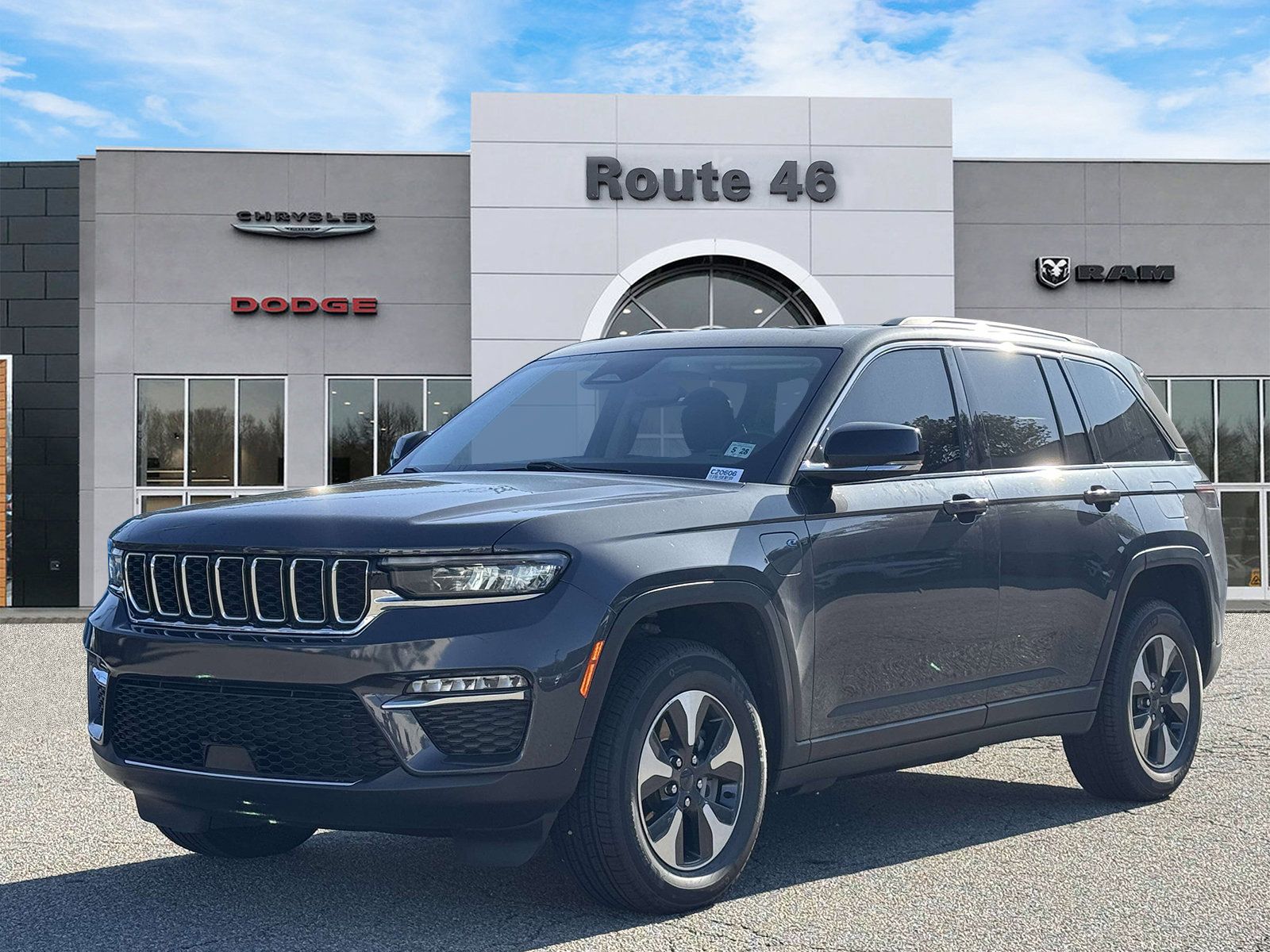 Used 2023 Jeep Grand Cherokee 4WD 4xe image 2