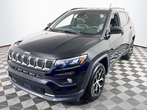 Used 2024 Jeep Compass Latitude AWD/4WD image 3