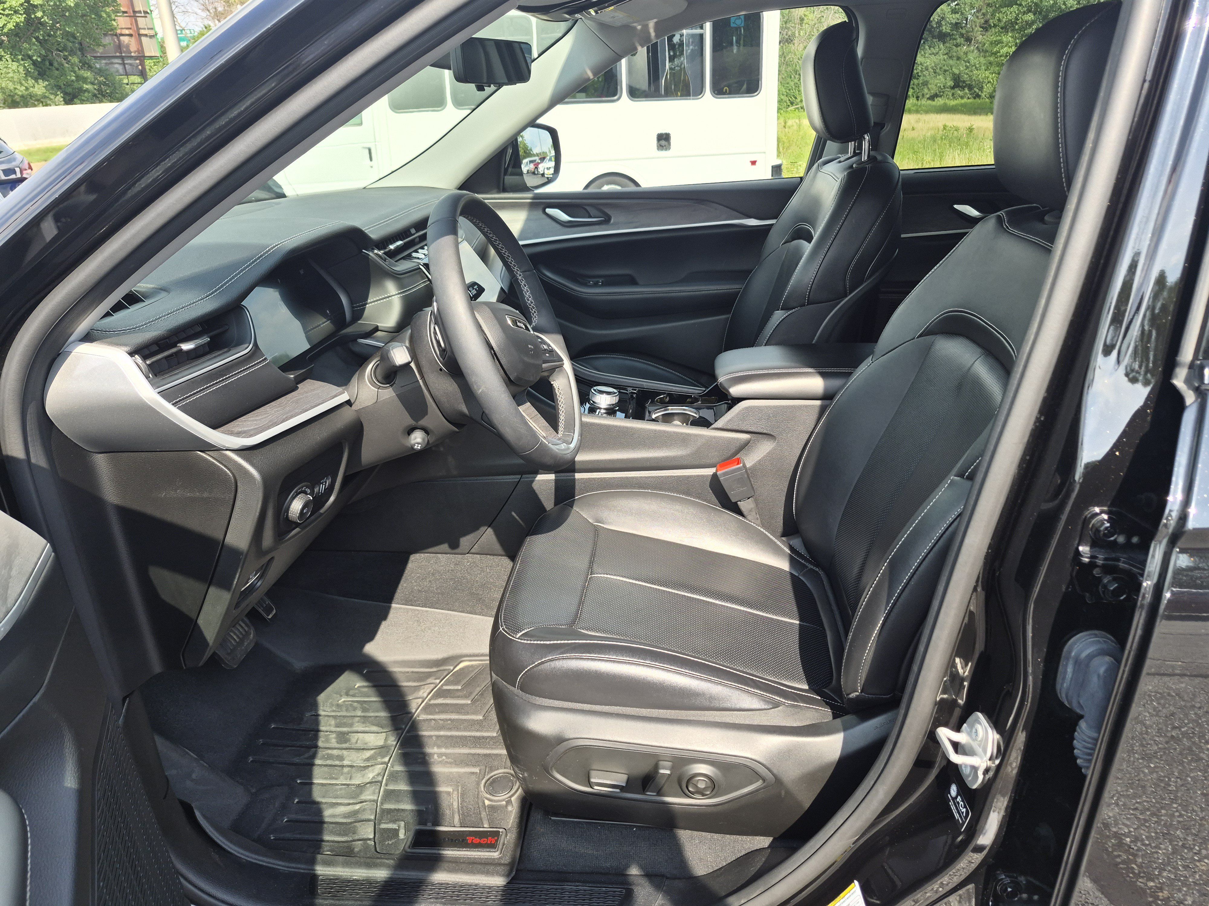 Used 2023 Jeep Grand Cherokee L Limited w/ Luxury Tech Group II AWD/4WD image 9