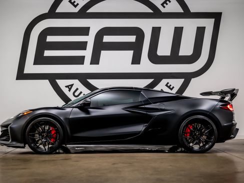 Used 2024 Chevrolet Corvette Z06 w/ Stealth Interior Trim Package RWD image 4