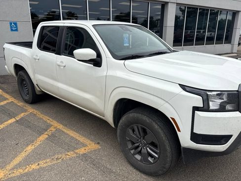 Used 2025 Nissan Frontier SV AWD/4WD image 2