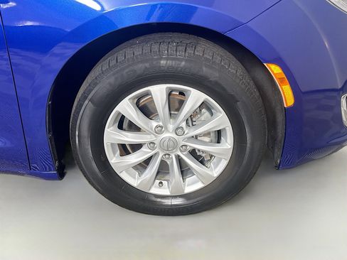 Used 2018 Chrysler Pacifica Touring-L FWD image 30