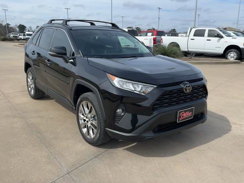 Used 2021 Toyota RAV4 XLE Premium image 3