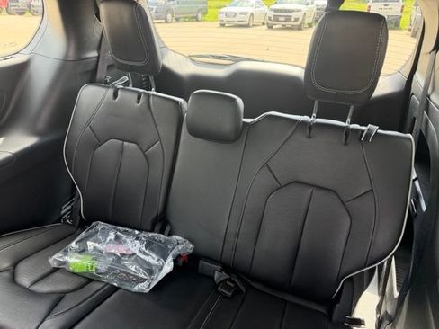 Used 2025 Chrysler Pacifica Limited FWD image 13
