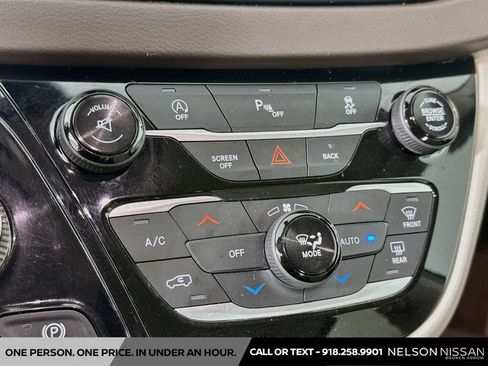 Used 2017 Chrysler Pacifica Touring-L FWD image 15