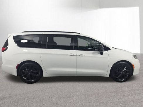 Used 2025 Chrysler Pacifica Limited FWD image 37