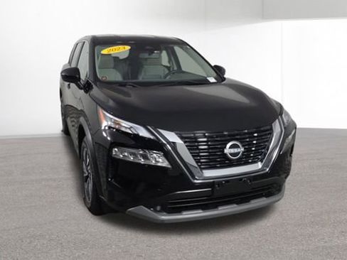 Used 2023 Nissan Rogue SV image 3
