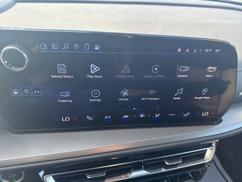 Used 2025 Chevrolet Traverse LT image 31