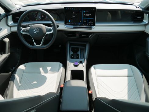 Certified 2025 Volkswagen Tiguan SE image 9