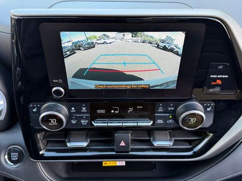 Certified 2023 Toyota Highlander XLE image 16