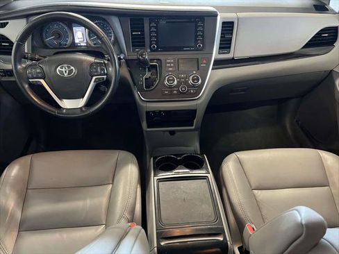 Used 2018 Toyota Sienna XLE image 13