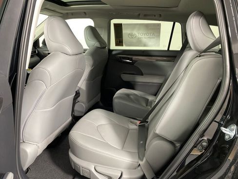 New 2026 Toyota Highlander Platinum image 30