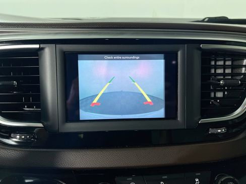 Used 2018 Chrysler Pacifica Touring Plus FWD image 26