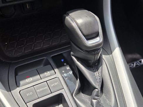Used 2020 Toyota RAV4 Limited FWD image 16