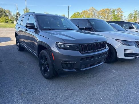Used 2025 Jeep Grand Cherokee L Limited w/ Black Appearance Package AWD/4WD image 2