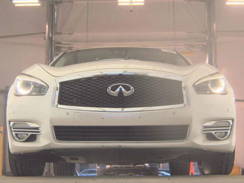Used 2017 INFINITI Q70 L 3.7 image 3