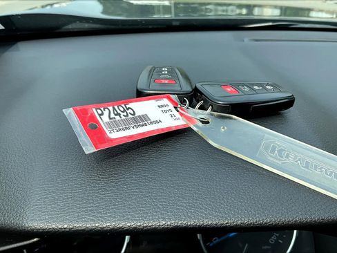 Used 2021 Toyota RAV4 XLE w/ Convenience Package image 31