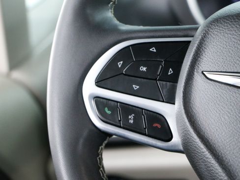 Used 2024 Chrysler Pacifica Touring-L FWD image 13