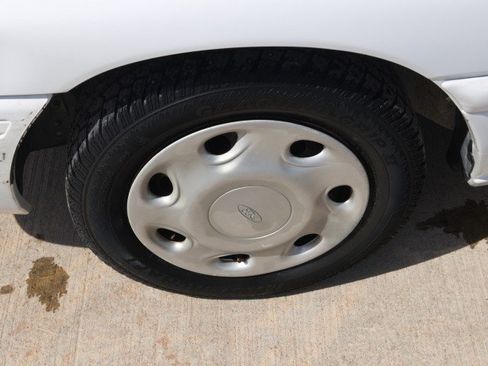 Used 1995 Ford Escort LX FWD image 11