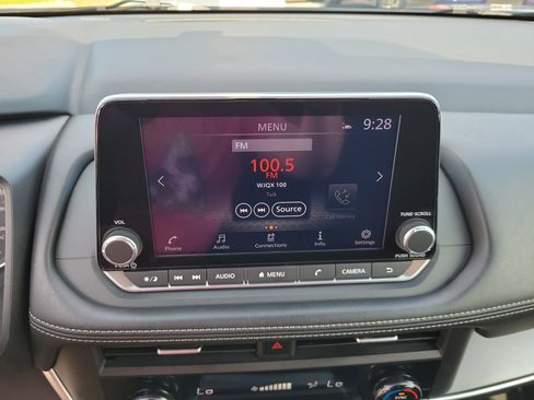 Used 2025 Nissan Rogue SV FWD image 15