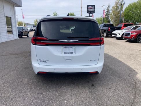 Used 2023 Chrysler Pacifica Limited FWD image 6