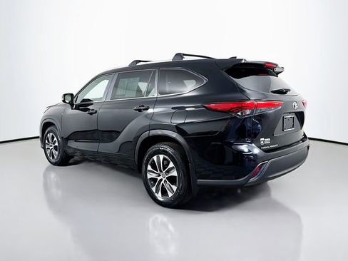 Used 2023 Toyota Highlander XLE AWD/4WD image 6