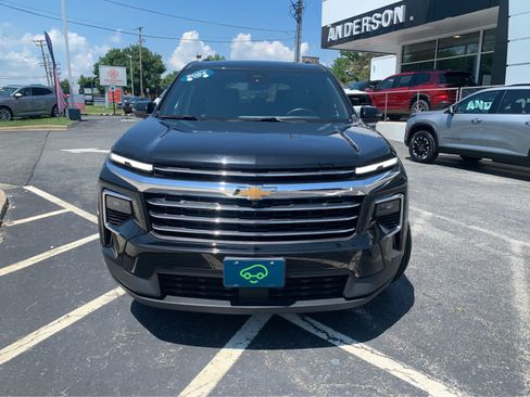 Used 2024 Chevrolet Traverse LT AWD/4WD image 2