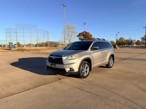 Used 2014 Toyota Highlander XLE image 4
