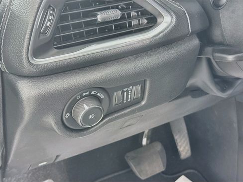 Used 2024 Chrysler Pacifica Limited w/ S Appearance Package FWD image 10