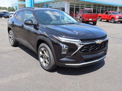 New 2026 Chevrolet Trax LT w/ Sunroof Package FWD image 2