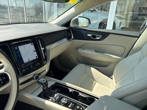 Used 2020 Volvo V60 T5 Cross Country image 22