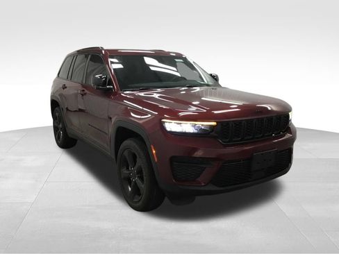 Used 2023 Jeep Grand Cherokee Altitude AWD/4WD image 3