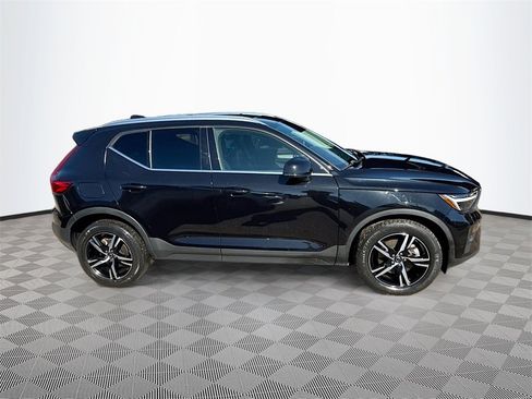 Used 2023 Volvo XC40 B5 Plus image 5