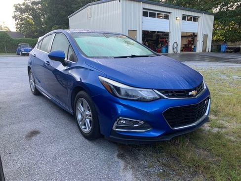 Used 2017 Chevrolet Cruze LT w/ Convenience Package FWD image 2