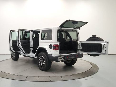Used 2025 Jeep Wrangler Unlimited Sahara AWD/4WD image 13