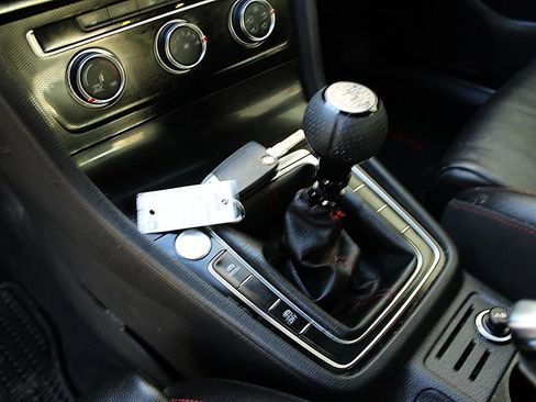 Used 2017 Volkswagen GTI SE FWD image 9