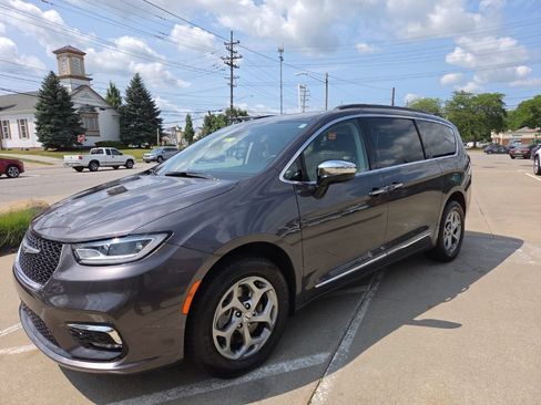 Used 2023 Chrysler Pacifica Limited w/ Uconnect Theater Family Group AWD/4WD image 6