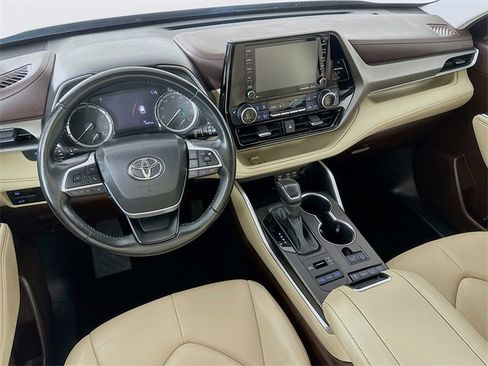 Used 2022 Toyota Highlander XLE image 32