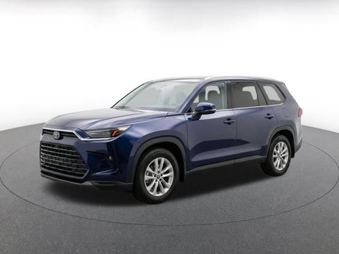 Used 2025 Toyota Grand Highlander FWD image 3