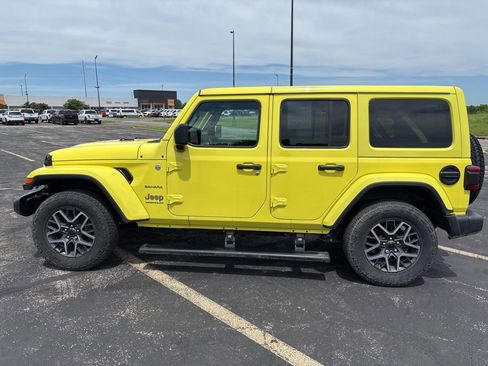 Used 2024 Jeep Wrangler Unlimited Sahara w/ Technology Group AWD/4WD image 8