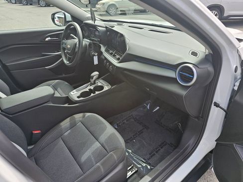 Certified 2024 Chevrolet Trax LS w/ LS Convenience Package FWD image 10
